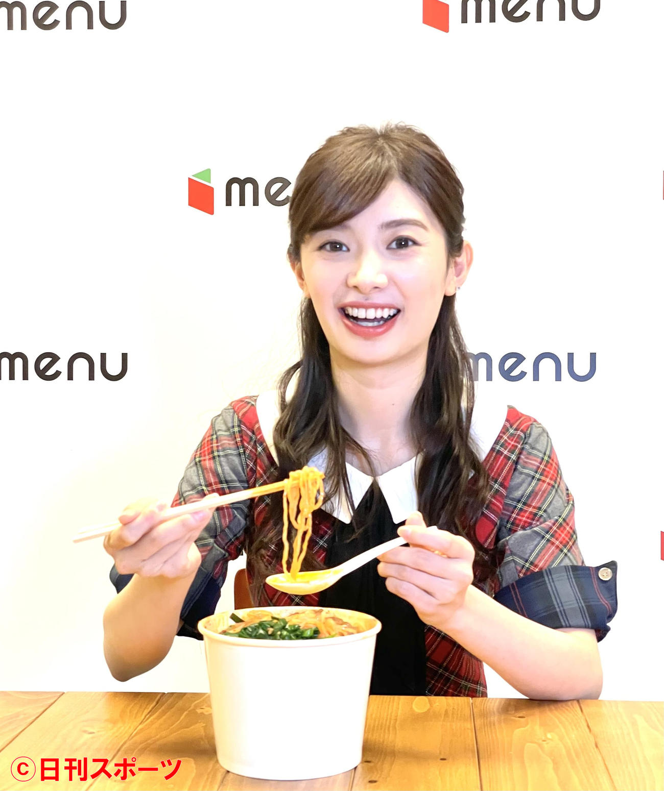menuの激辛アンバサダーに就任して「激辛・旨辛特集」で「激辛食堂　一輪」の「超激辛カプサイシン地獄ラーメン」の試食に挑戦した武藤十夢は余裕の笑顔を見せていた