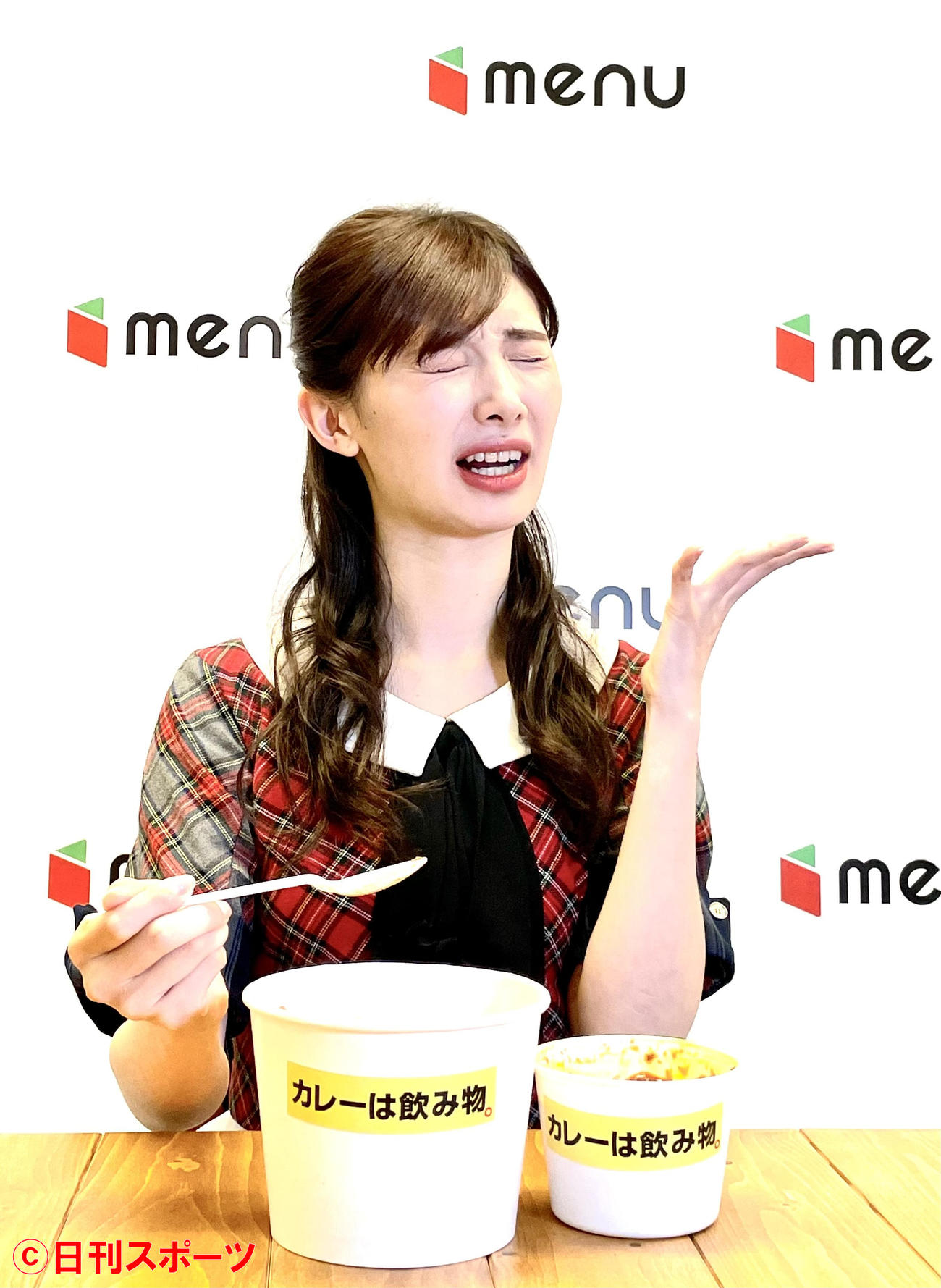 menuの激辛アンバサダーに就任して「激辛・旨辛特集」で「カレーは飲み物　ニュー新橋ビル店」の「超激辛商品！鶏のチリチリ赤カリー」を食べた武藤十夢は顔をしかめる