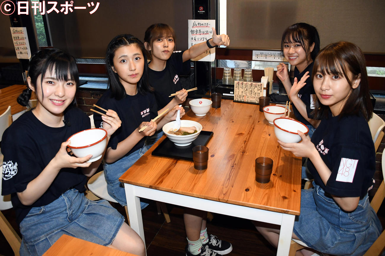 佐渡のラーメン店を巡ったNGT48らーめん部。左から大塚七海、小見山沙空、中村歩加、真下華穂、富永夢有（撮影・大友陽平）