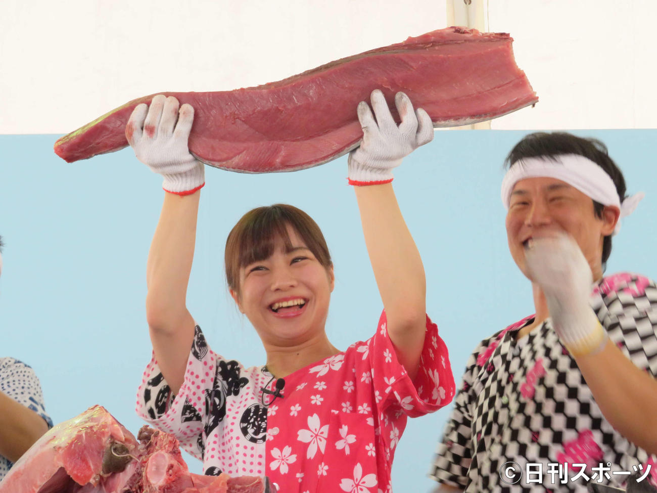 AKB48世界選抜総選挙の公約「マグロ解体ショー」を実施した青木詩織（2018年10月撮影）