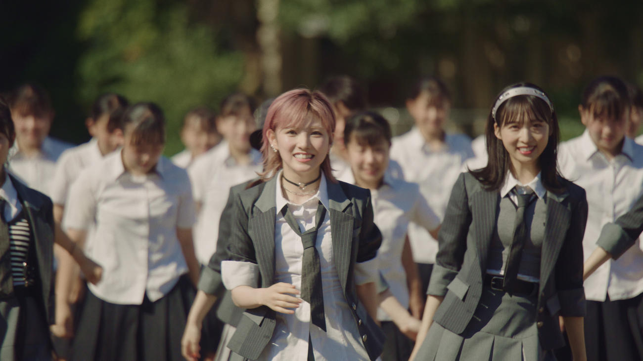 AKB48の新曲「根も葉もRumor」でセンターを務める岡田奈々（中央）