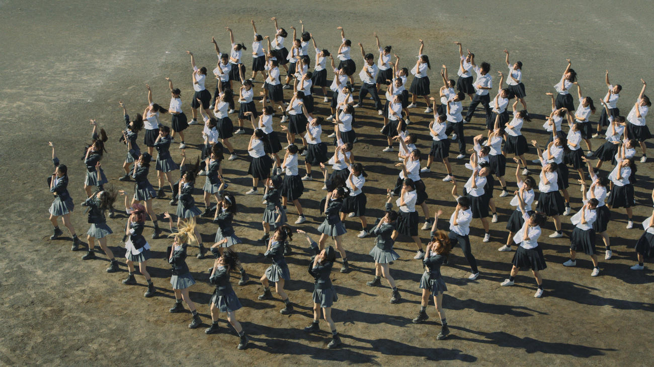 「根も葉もRumor」ミュージックビデオでメンバーと三重高校ダンス部メンバー合計98人によるダンスシーン