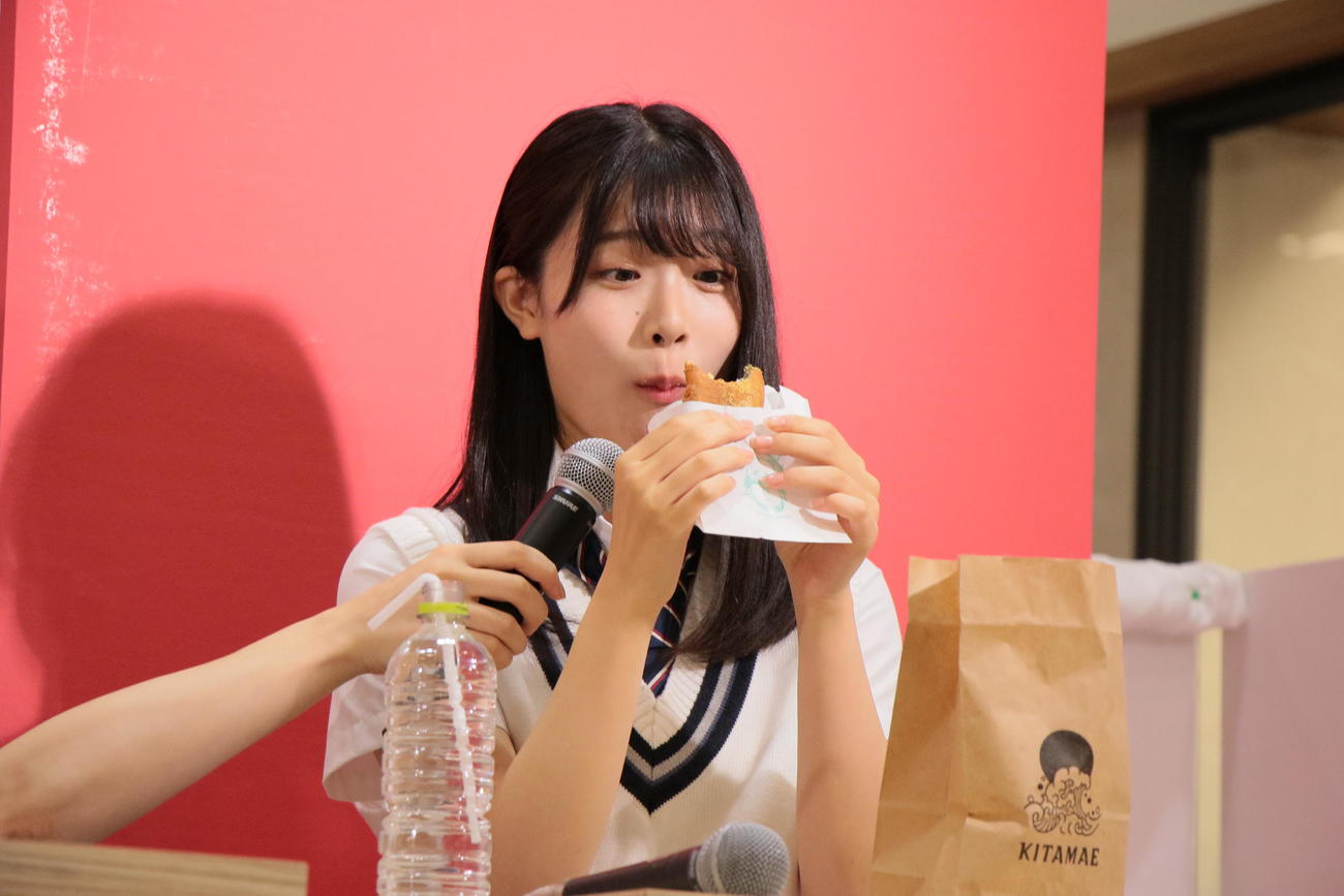 食リポする小越春花