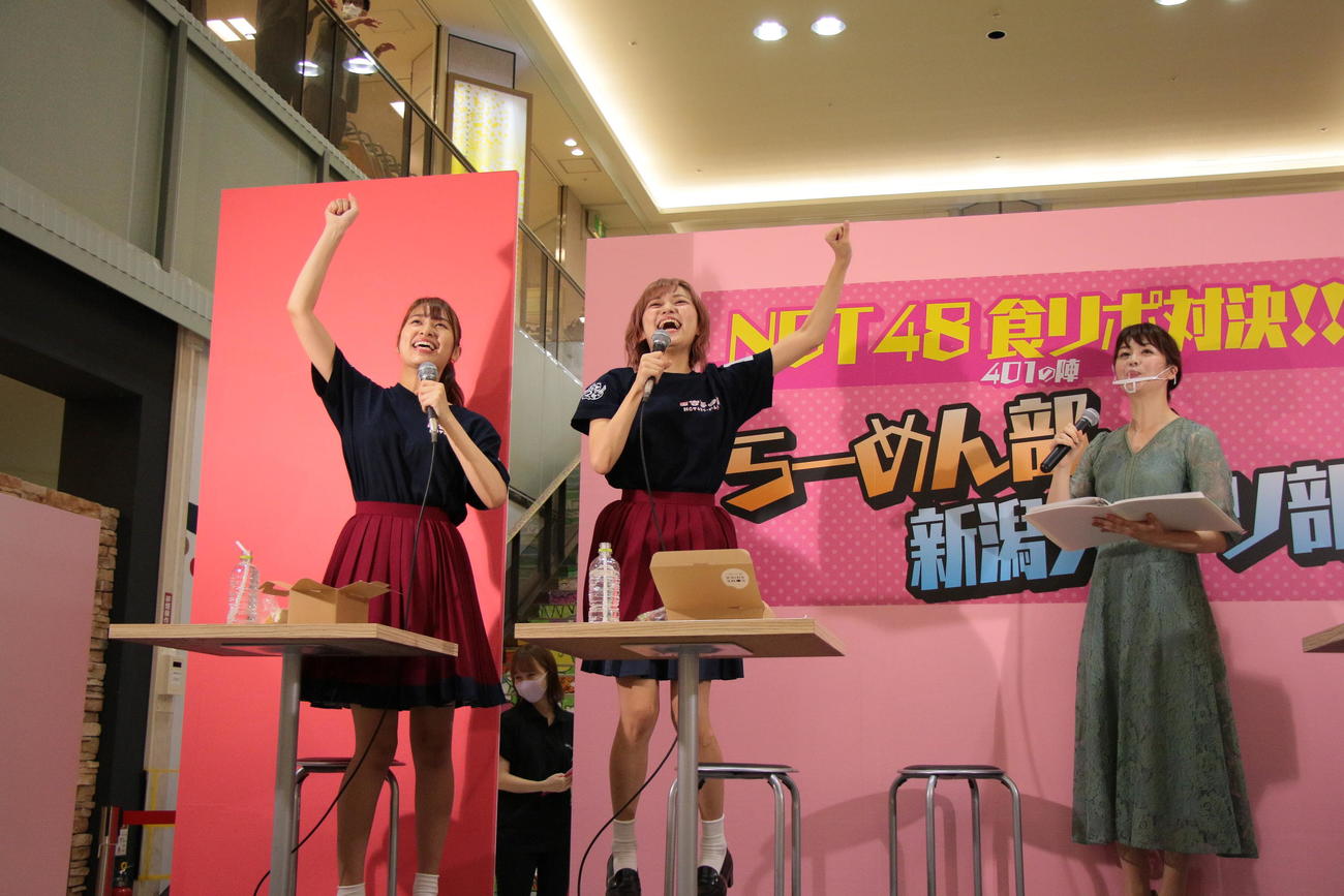 食リポ対決に勝利して喜ぶ、らーめん部の富永夢有（左）と中村歩加（中央）