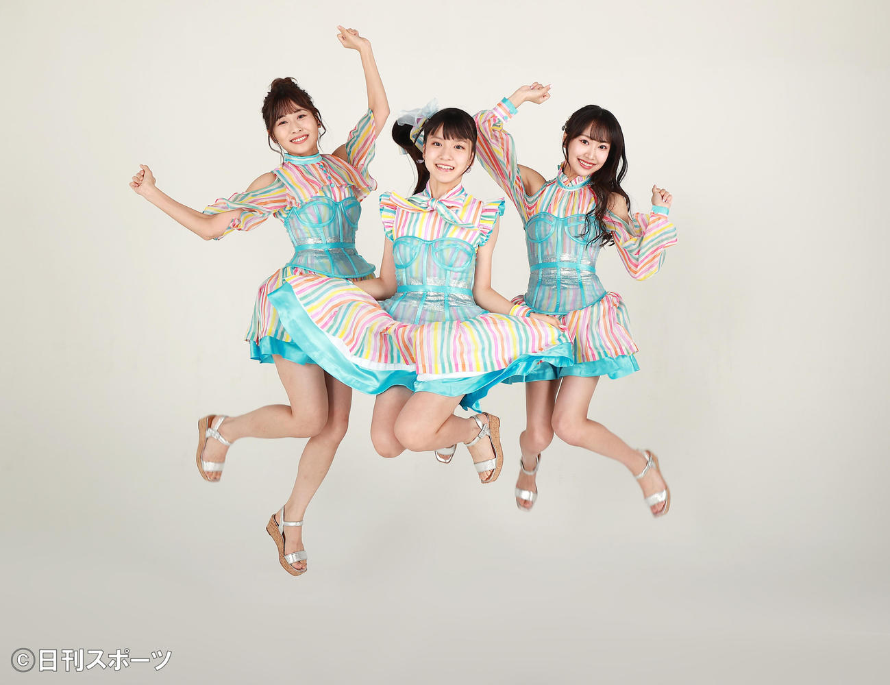 SKE48の新シングル「あの頃の君を見つけた」で初選抜された、左から青海ひな乃、林美澪、野村実代は元気にジャンプ（撮影・浅見桂子）