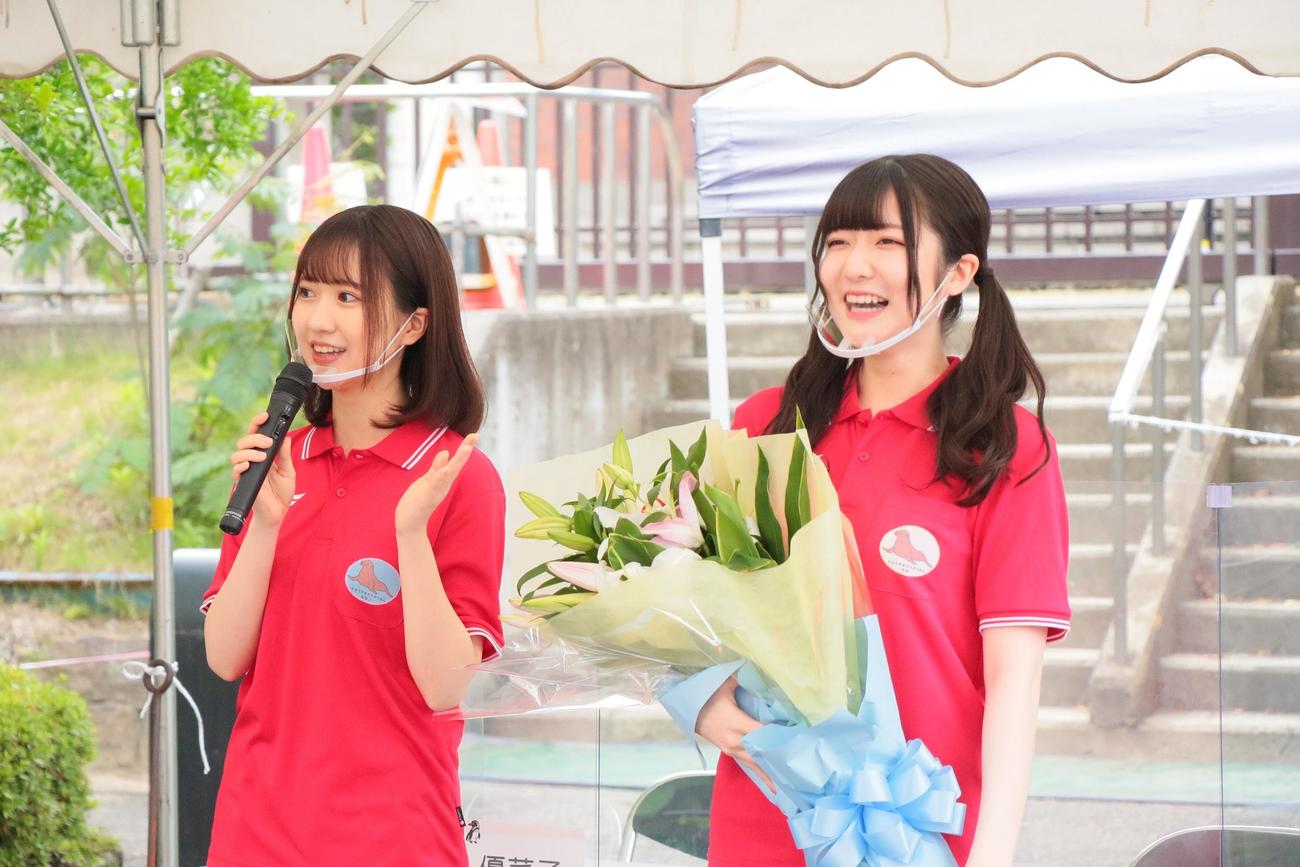 長野市城山動物園の開園60周年記念イベントに出席した對馬優菜子（左）と曽我部優芽　（C）Flora