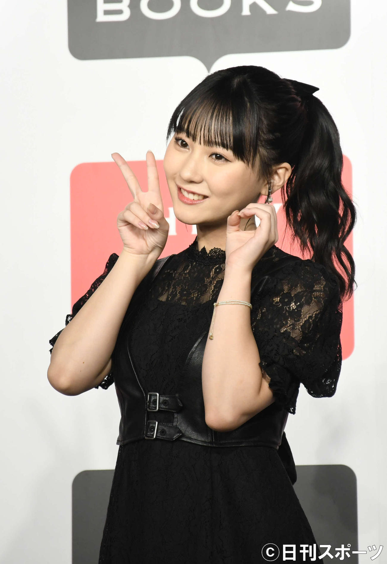 ファースト写真集「1／2少女」発売イベントで「20」ポーズをつくるHKT48田中美久（撮影・大友陽平）
