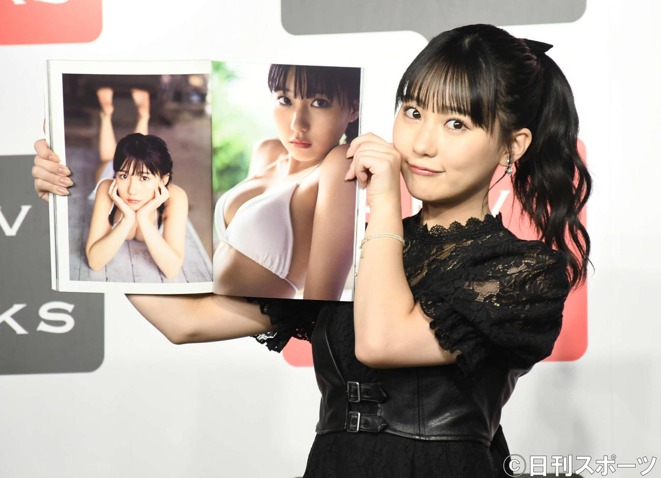 ファースト写真集「1／2少女」発売イベントでお気に入りショットを披露するHKT48田中美久（撮影・大友陽平）