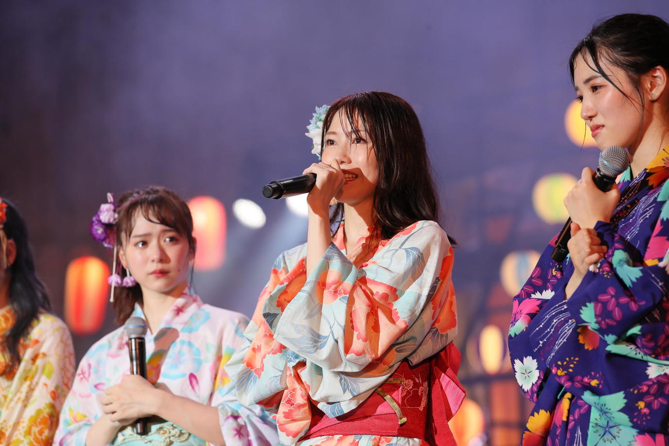 「MX夏まつり　AKB48 2021年最後のサマーパーティー」で卒業を発表するAKB48横山由依（中央）
