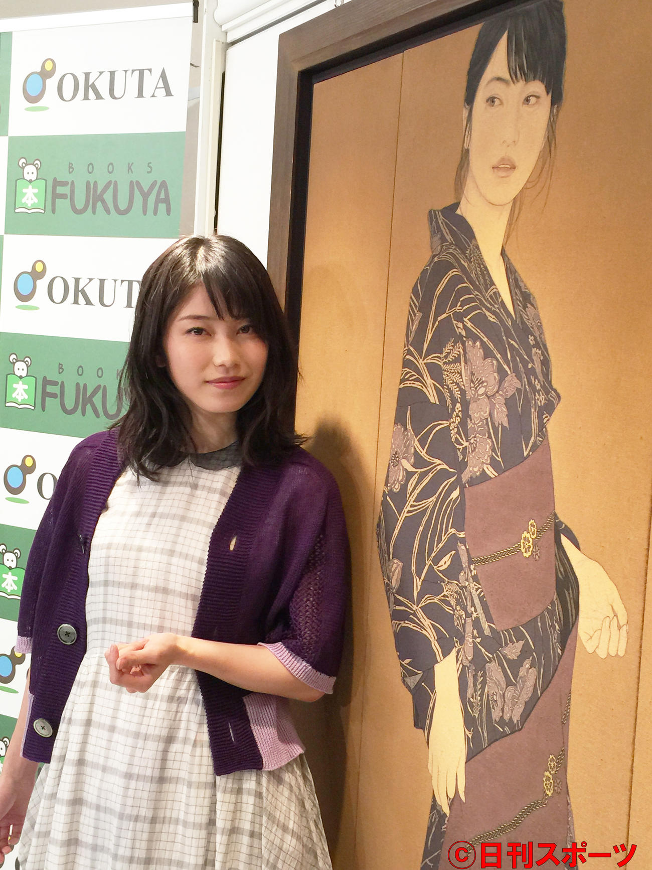 初写真集を出したAKB48横山由依は日本画の肖像画を披露（2015年2月撮影）