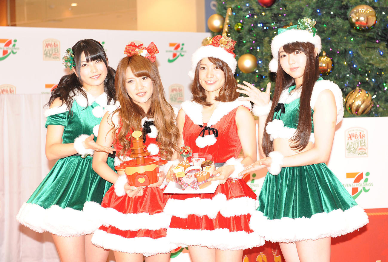 サンタクロースの衣装で笑顔を見せるAKB48横山由依（左）ら（2012年11月撮影）