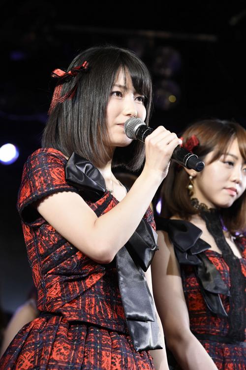AKB48劇場10周年記念公演であいさつする横山由依（2015年12月撮影）