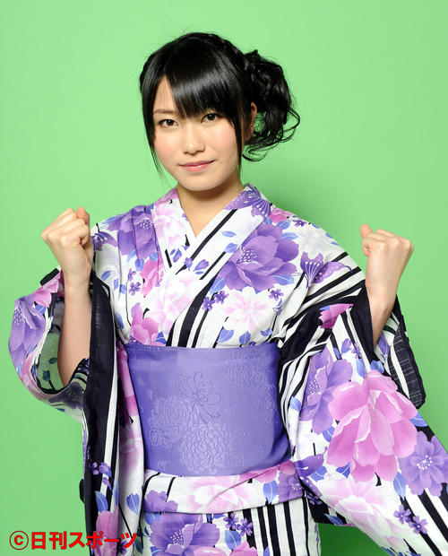 浴衣姿でガッツポーズをつくり、総選挙に向けて意気込むAKB48の横山由依（2012年4月撮影）