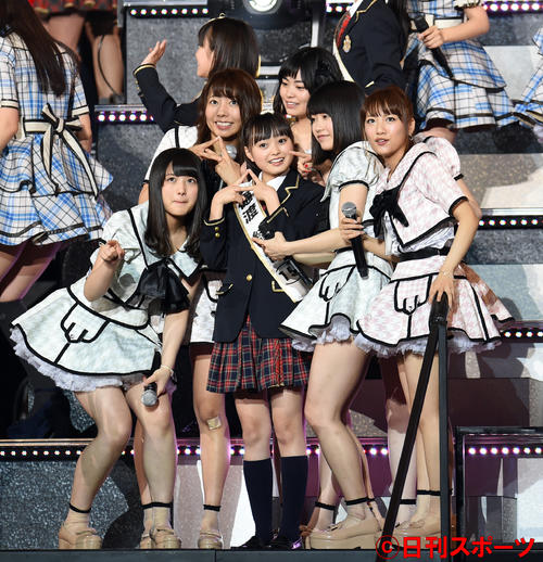 AKBドラフト会議で、樋渡結依（中央）を1巡目で獲得したAKB48チームAの右から高橋みなみ、横山由依らは笑顔で記念撮影（2015年5月撮影）