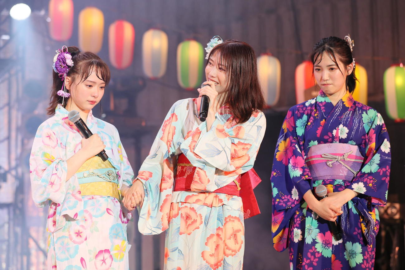 「MX夏まつり　AKB48 2021年最後のサマーパーティー」で卒業を発表するAKB48横山由依（中央）。左は倉野尾成美、右は下尾みう（C）AKB48