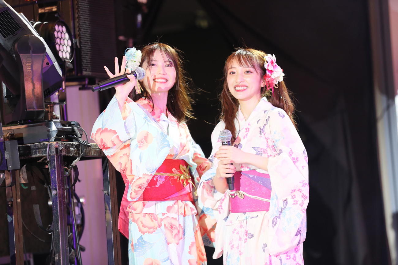 卒業発表し、ファンに笑顔を見せる横山由依（左）。右は3代目総監督の向井地美音（C）AKB48