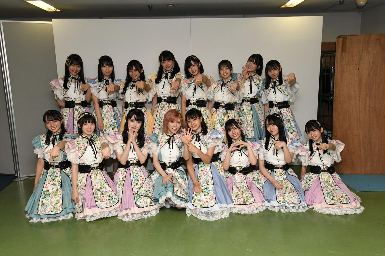 STU48の新シングル「ヘタレたちよ」で選抜入りした、前列左から今村美月、甲斐心愛、中村舞、岡田奈々、瀧野由美子、岩田陽菜、石田千穂、高雄さやか、後列左から田中美帆、小島愛子、門脇実優菜、福田朱里、沖侑果、石田みなみ、矢野帆夏、立仙百佳（C）STU