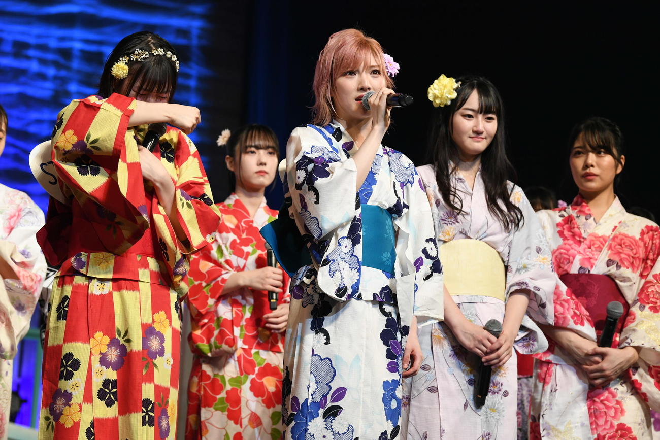 STU48の新シングル「ヘタレたちよ」で兼任解除となることを発表した岡田奈々（中央）（C）STU