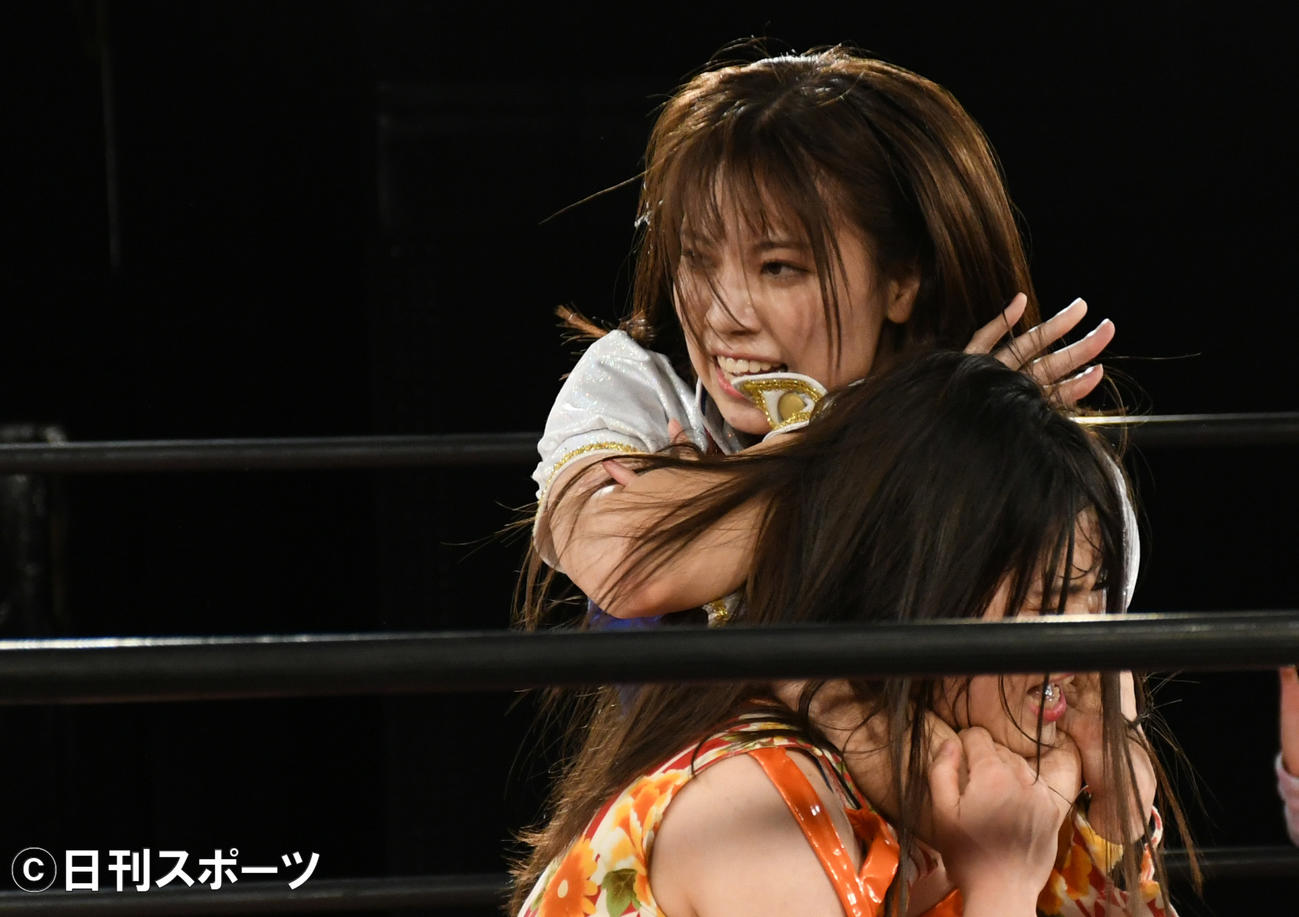 東京女子プロレスの新宿FACE大会で宮本もか（手前）を攻めるSKE48荒井優希（撮影・大友陽平）