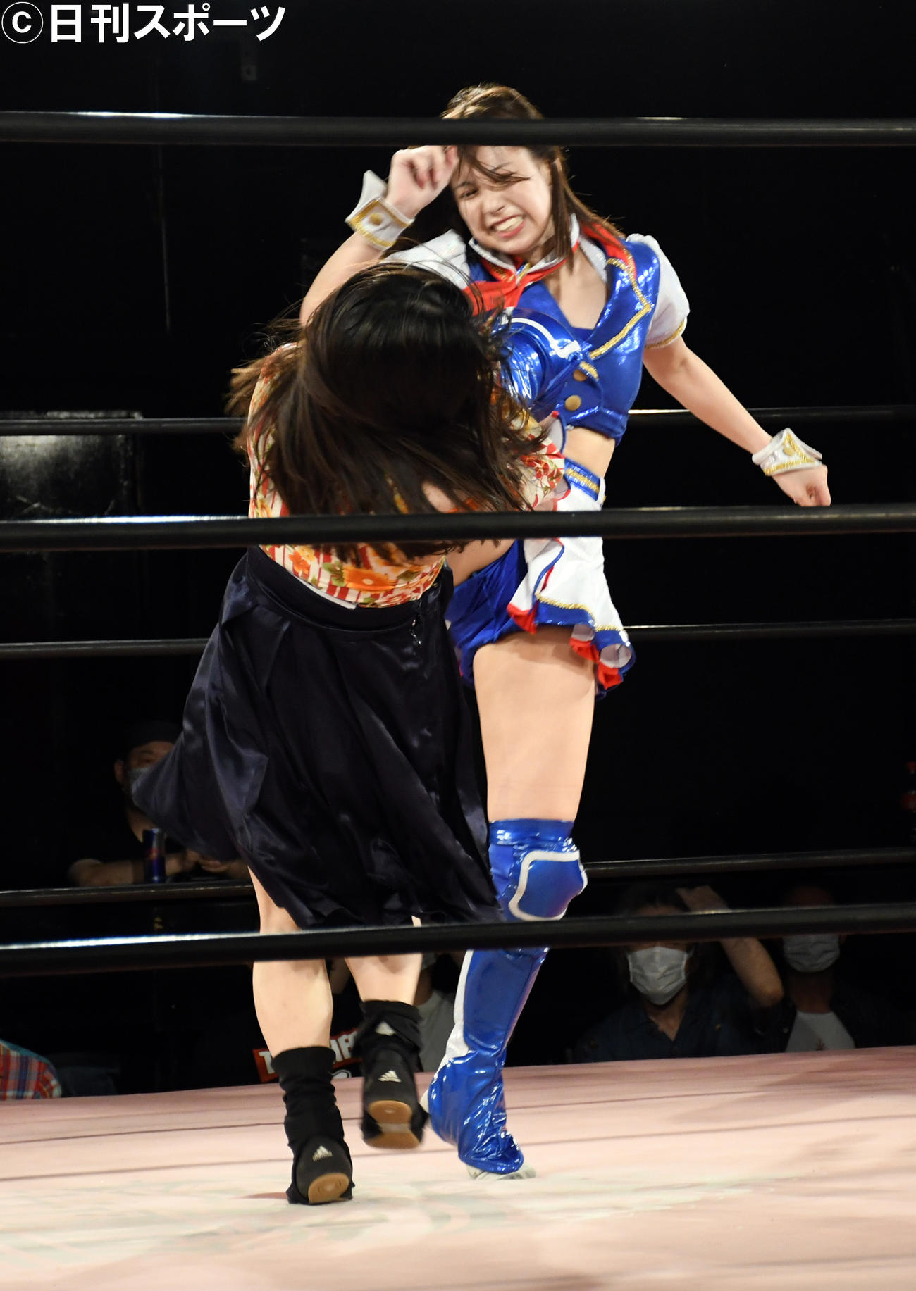 東京女子プロレスの新宿FACE大会で宮本もか（手前）を攻めるSKE48荒井優希（撮影・大友陽平）