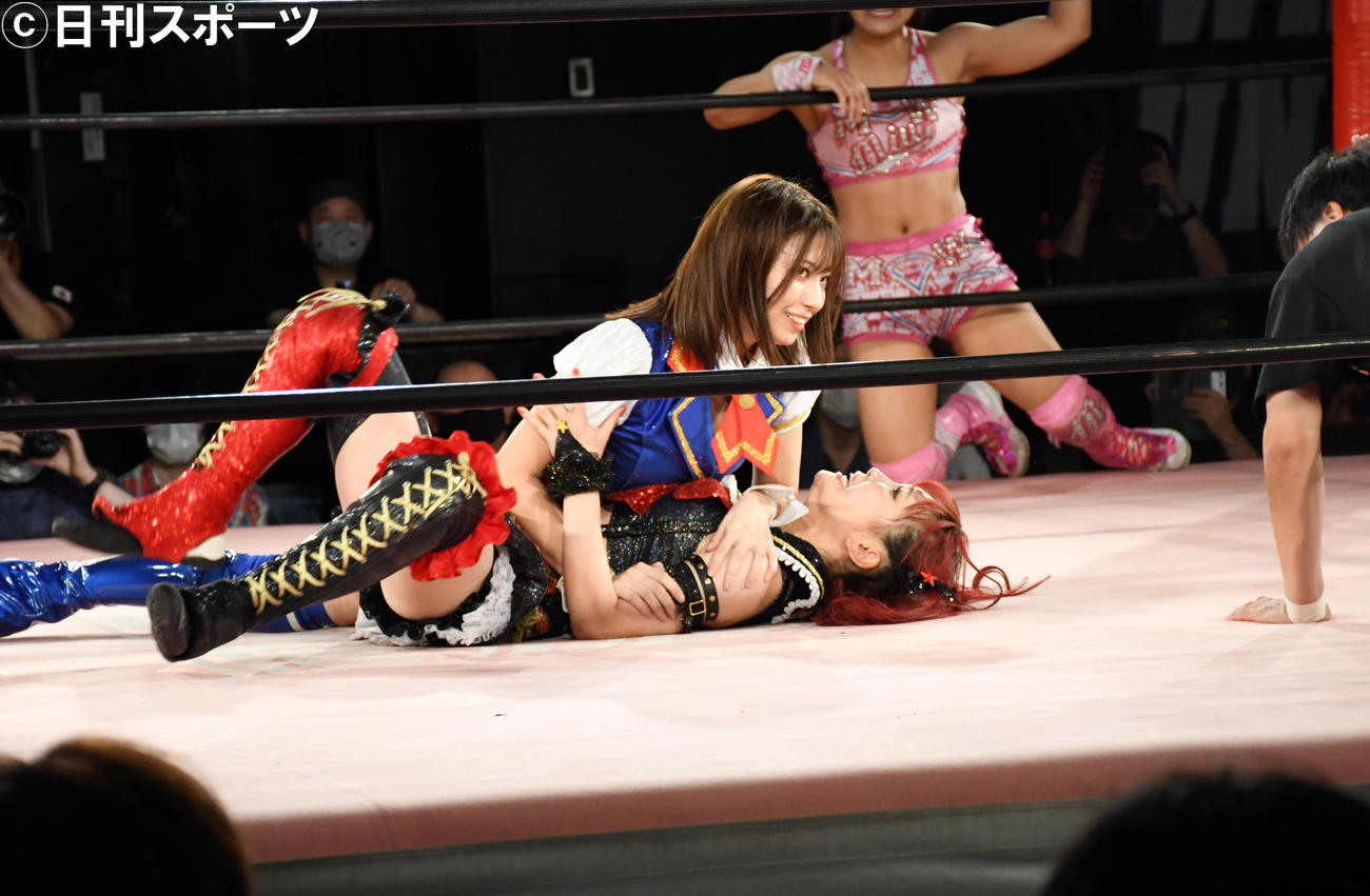 東京女子プロレスの新宿FACE大会で伊藤麻希をフォールするSKE48荒井優希（撮影・大友陽平）