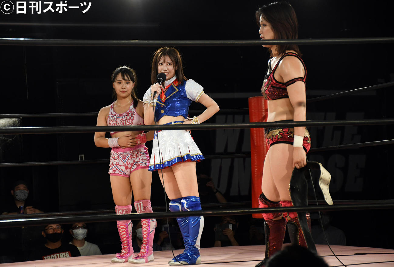 東京女子プロレスの新宿FACE大会でファンにあいさつするSKE48荒井優希（中央）（撮影・大友陽平）