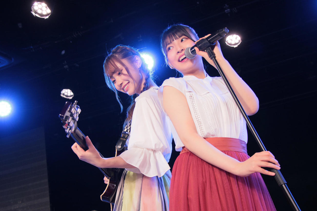 「さあやギター」配信1周年記念イベントでセッションした川越紗彩（左）と三村妃乃（C）Flora