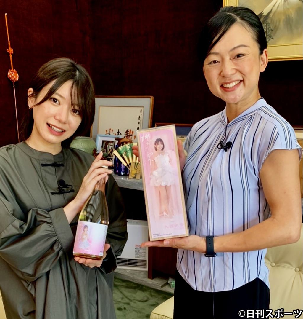日本酒をプロデュースしたAKB大西桃香（左）と梅乃宿5代目蔵元の吉田佳代さん
