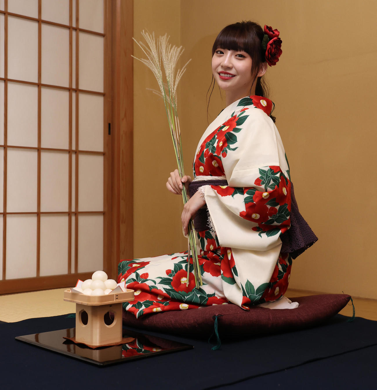 月見だんごを前にススキを手にするNGT48の荻野由佳（撮影・河野匠）