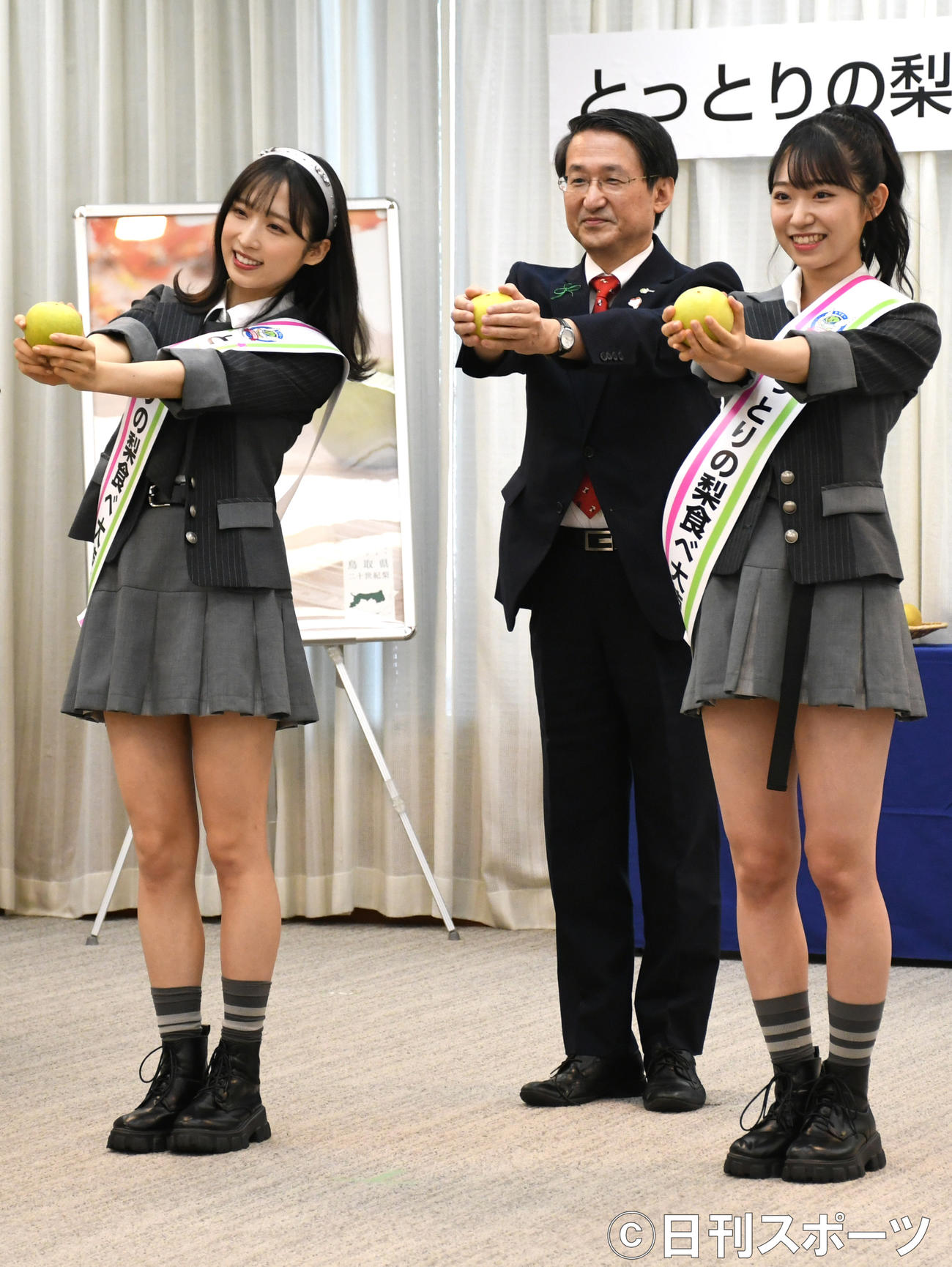 「とっとりの梨食べ大使」任命式で梨ダンスを披露するAKB48の、左から小栗有以、平井伸治知事、山内瑞葵（撮影・大友陽平）