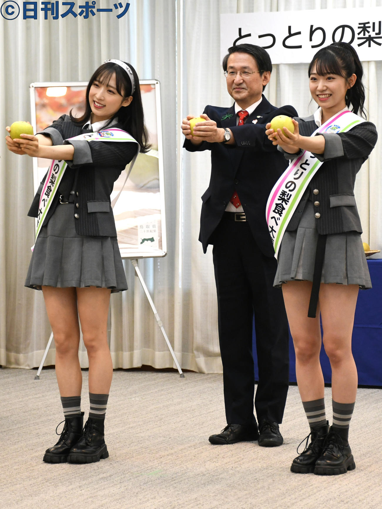 「とっとりの梨食べ大使」任命式で梨ダンスを披露するAKB48の、左から小栗有以、平井伸治知事、山内瑞葵（撮影・大友陽平）
