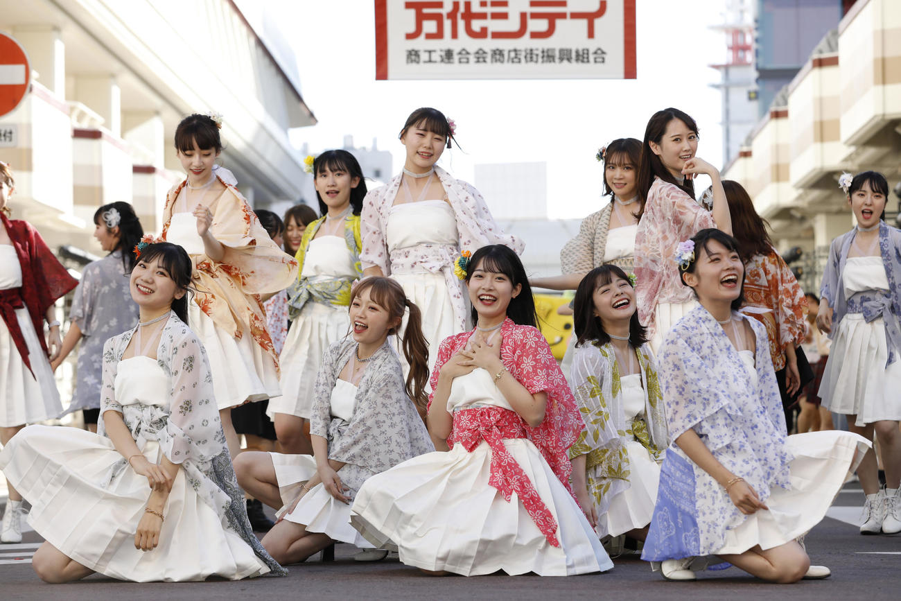 「にいがた総おどり」で「Awesome」を踊るNGT48。前列左から藤崎未夢、中井りか、小越春花、本間日陽、安藤千伽奈、後列左から荻野由佳、佐藤海里、小熊倫実、奈良未遥、西潟茉莉奈（C）Flora