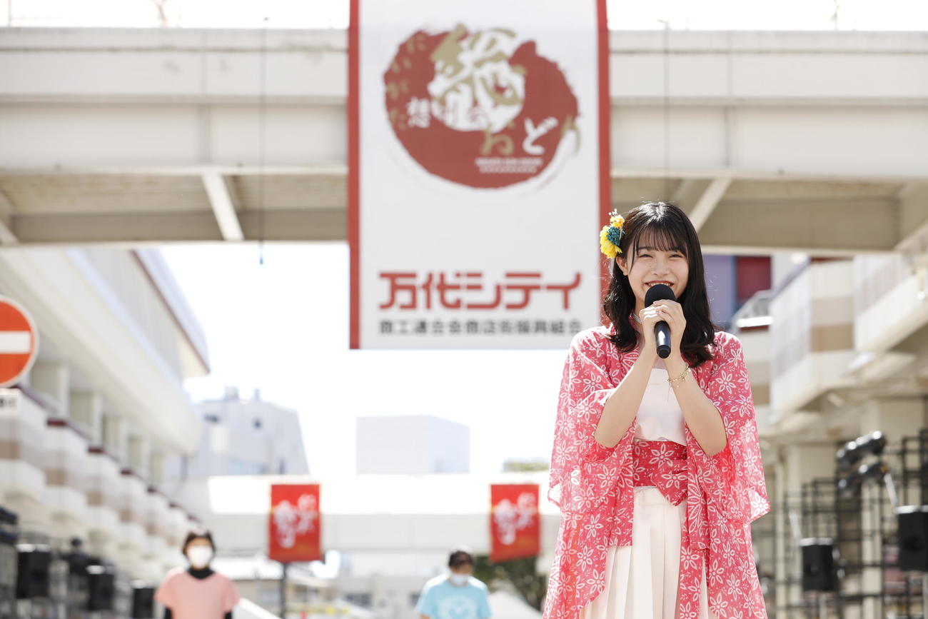 「にいがた総おどり」であいさつするNGT48小越春花（C）Flora