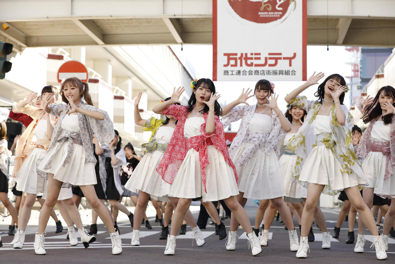 「にいがた総おどり」で「Awesome」を踊るNGT48。左から中井りか、小越春花、小熊倫実、本間日陽、西潟茉莉奈（C）Flora