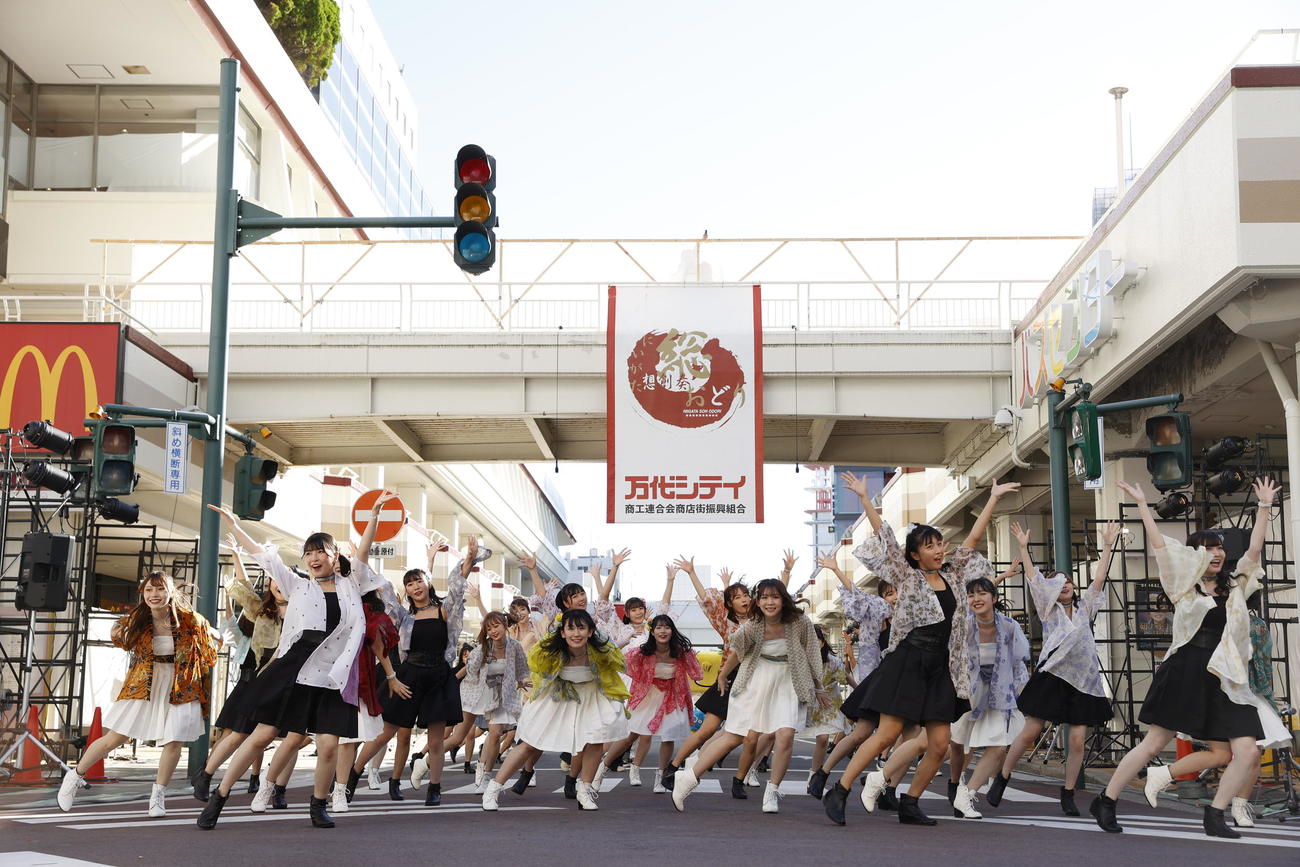 「にいがた総おどり」で「Awesome」を踊るNGT48（C）Flora