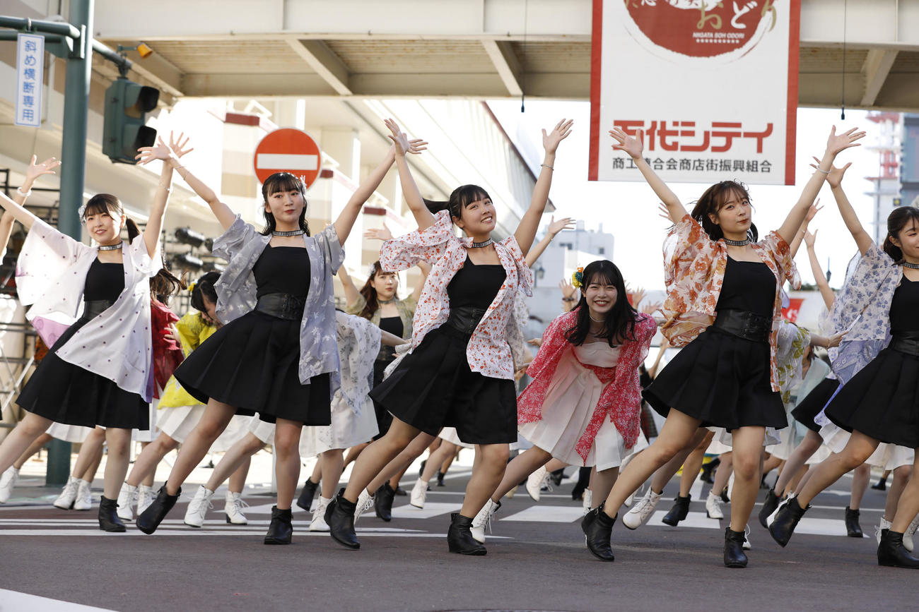 「にいがた総おどり」で「Awesome」を踊るNGT48。左から三村妃乃、寺田陽菜、古舘葵、小越春花、諸橋姫向（C）Flora