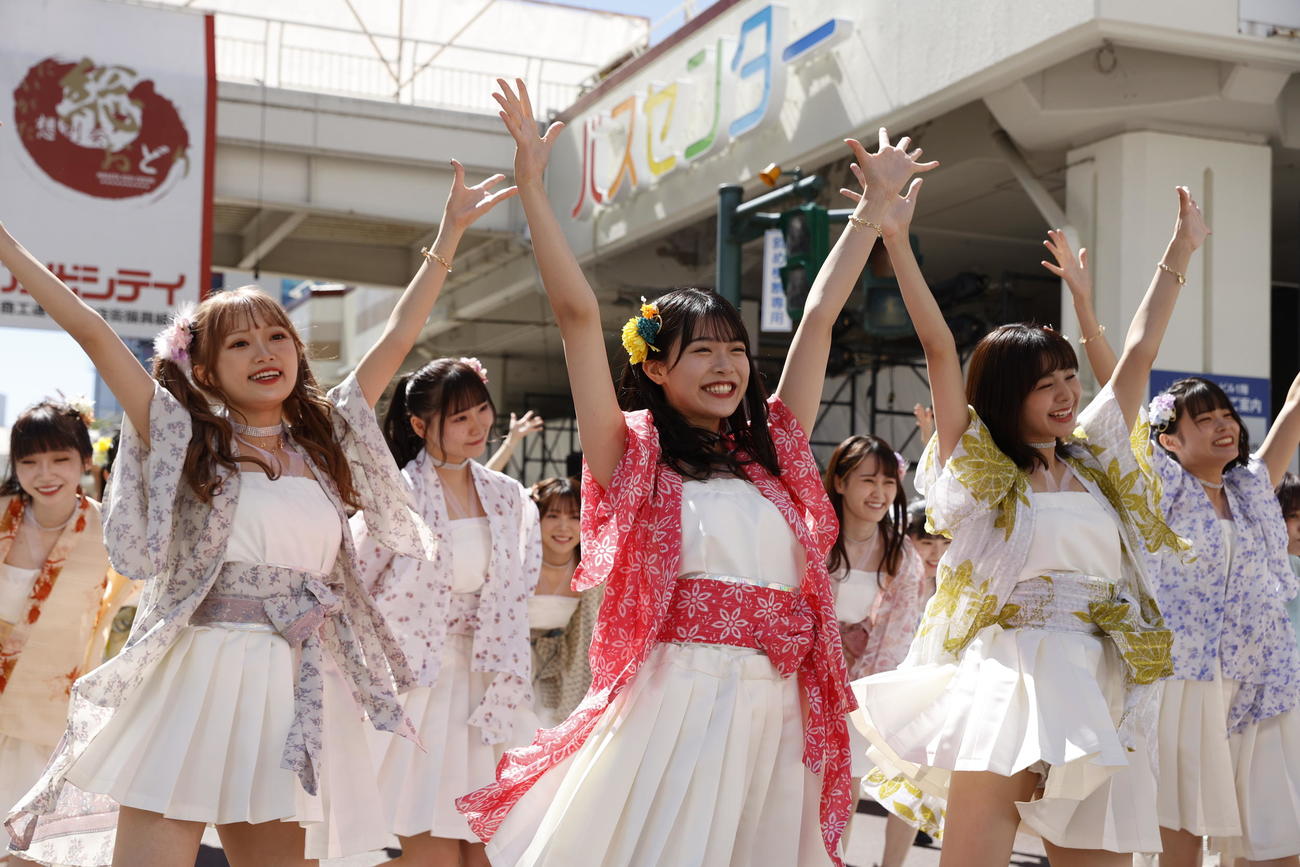 「にいがた総おどり」で「Awesome」を踊るNGT48。左から中井りか、小越春花、本間日陽（C）Flora