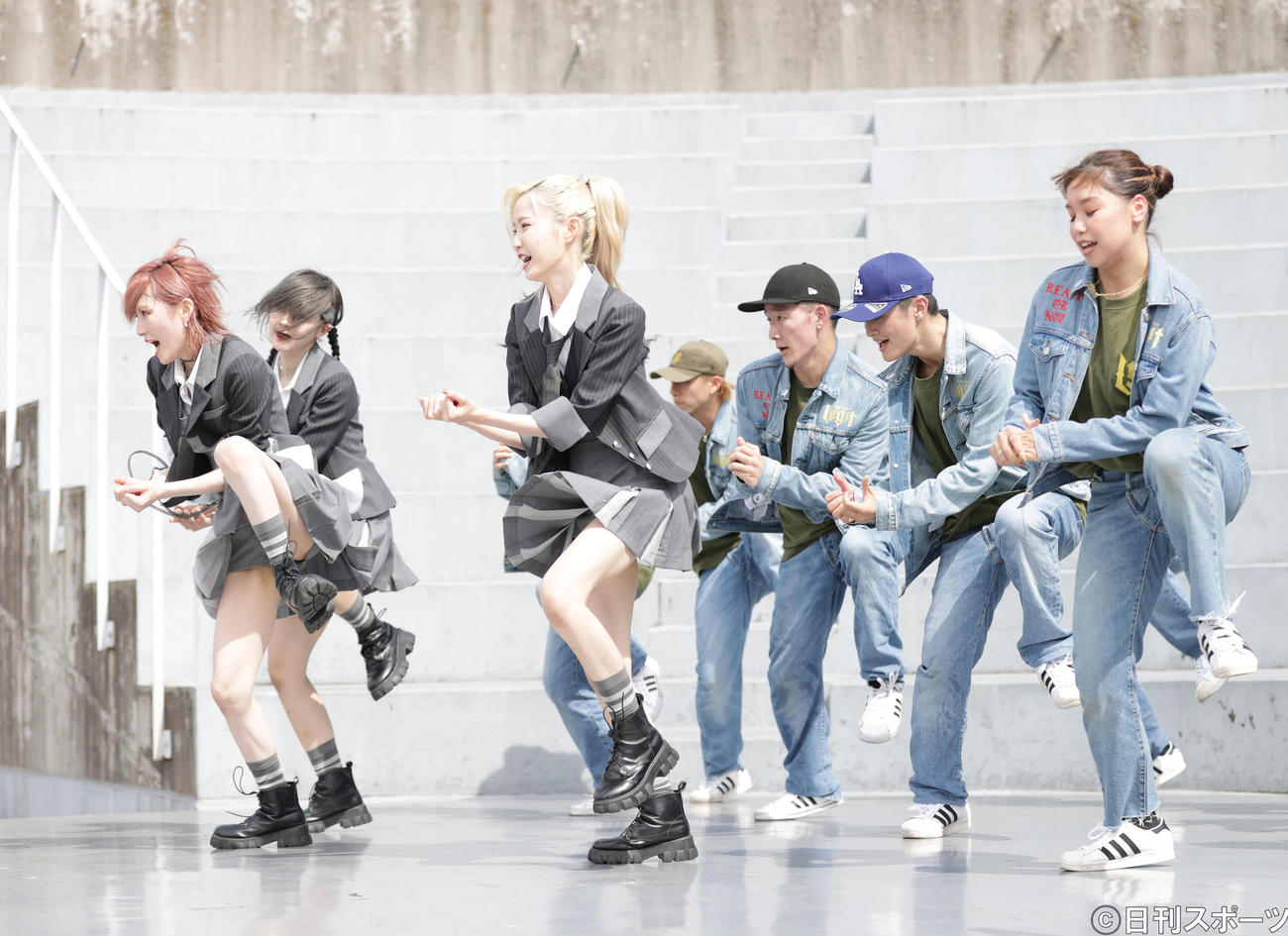 CyberAgent Legitと新曲「根も葉もRumor」でダンスコラボしたAKB48の、左から岡田奈々、横山結衣、本田仁美（撮影・河野匠）