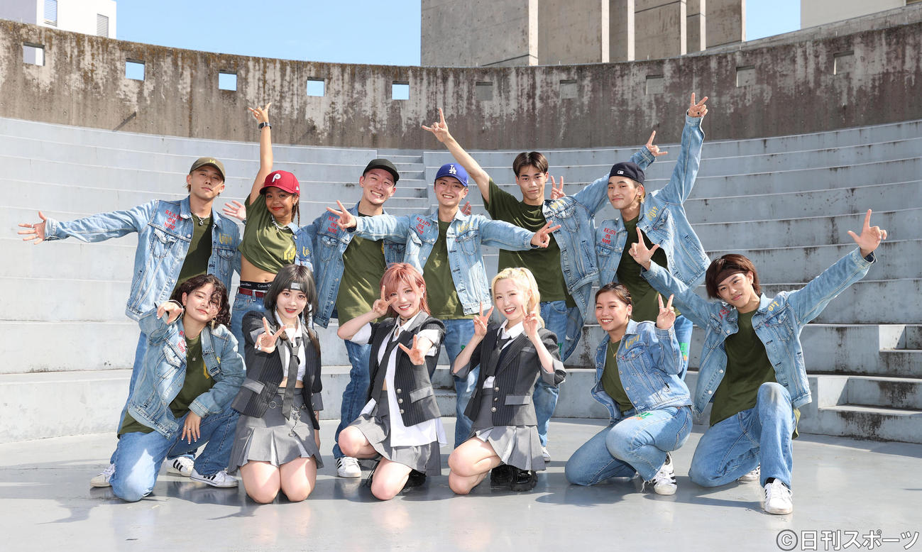 CyberAgent Legitと新曲「根も葉もRumor」でダンスコラボしたAKB48の、前列左から2人目から横山結衣、岡田奈々、本田仁美。前列左からKotori、3人おいてena、TAKUMI、後列左からSORA、TRACEY、地獄、KAI→、BBOY SHOSEI、1ch（撮影・河野匠）