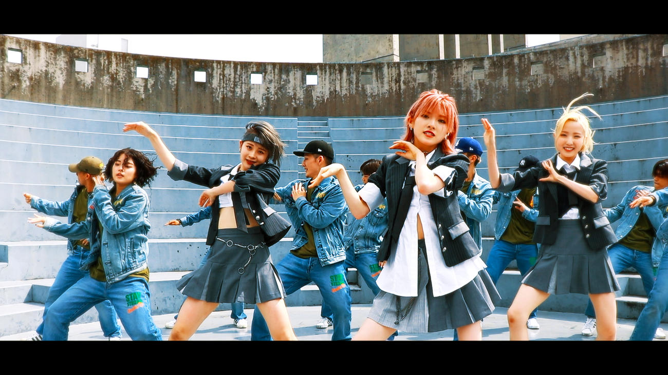 「CyberAgent Legit」とコラボして踊ったAKB48横山結衣（中央左）岡田奈々（中央）本田仁美（同右）（C）AKB48