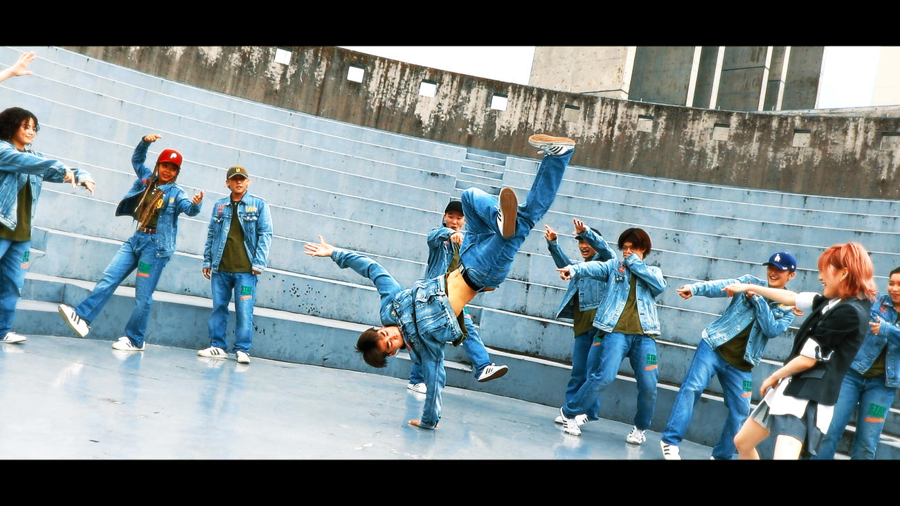 新曲「根も葉もRumor」のコラボ動画でブレイクダンスの技を披露するCyberAgent LegitのBBOY SHOSEI（C）AKB48