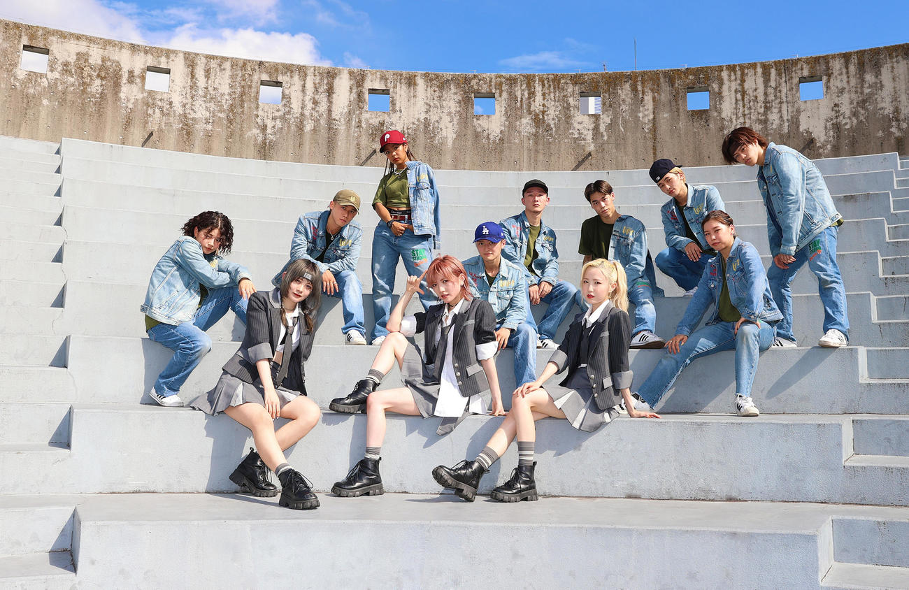 新曲「根も葉もRumor」をDリーグ「CyberAgent Legit」とコラボして踊ったAKB48の、前列左から横山結衣、岡田奈々、本田仁美（C）AKB48
