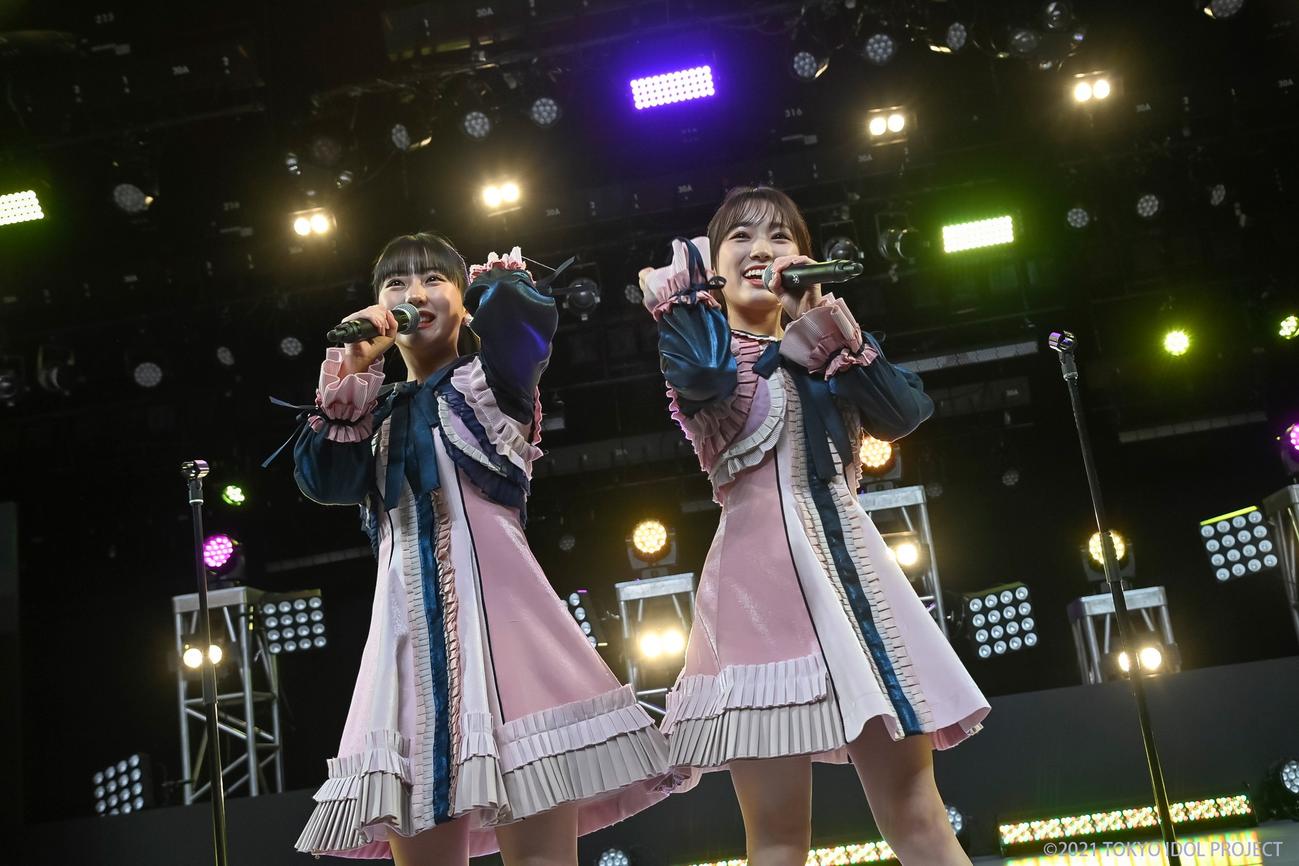 「TOKYO IDOL FESTIVAL 2021」で「なこみく」とした出演したHKT48田中美久（左）と矢吹奈子