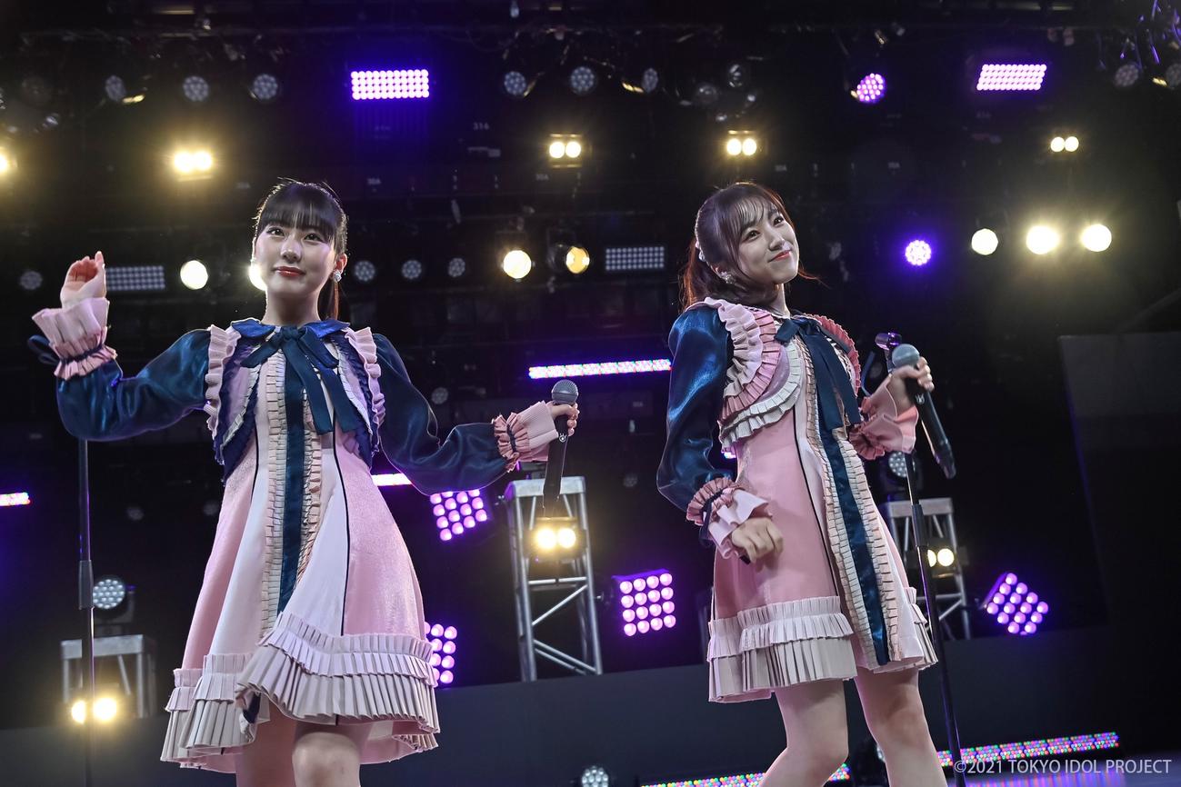 「TOKYO IDOL FESTIVAL 2021」で「なこみく」とした出演したHKT48田中美久（左）と矢吹奈子
