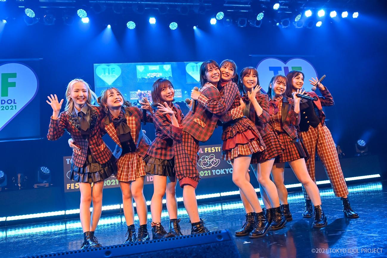 「TOKYO IDOL FESTIVAL 2021」に出演したAKB48チーム8の、左から本田仁美、横山結衣、坂口渚沙、小田えりな、行天優莉奈、永野芹佳、倉野尾成美、下尾みう
