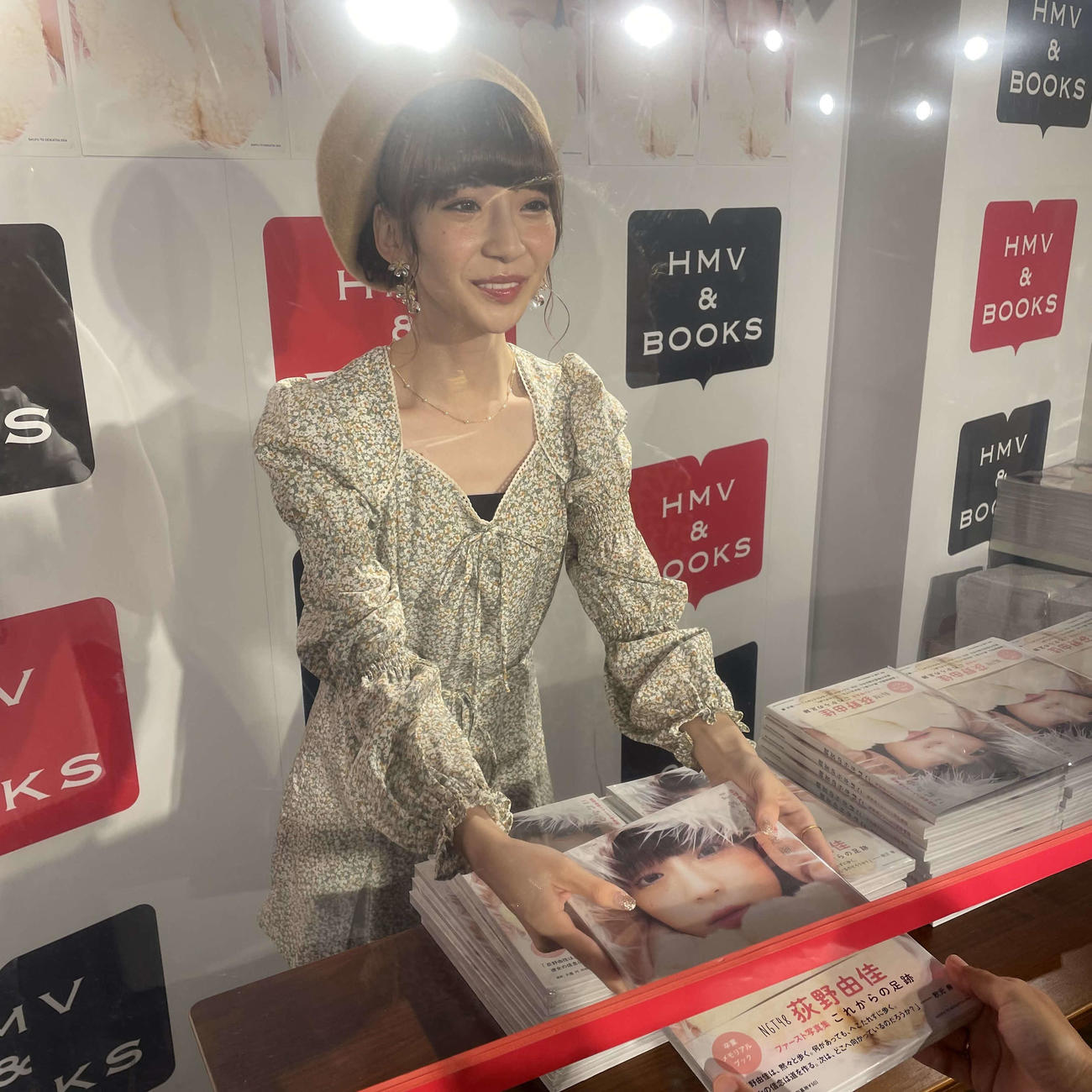 ファースト写真集「これからの足跡」の発売記念イベントを行った荻野由佳