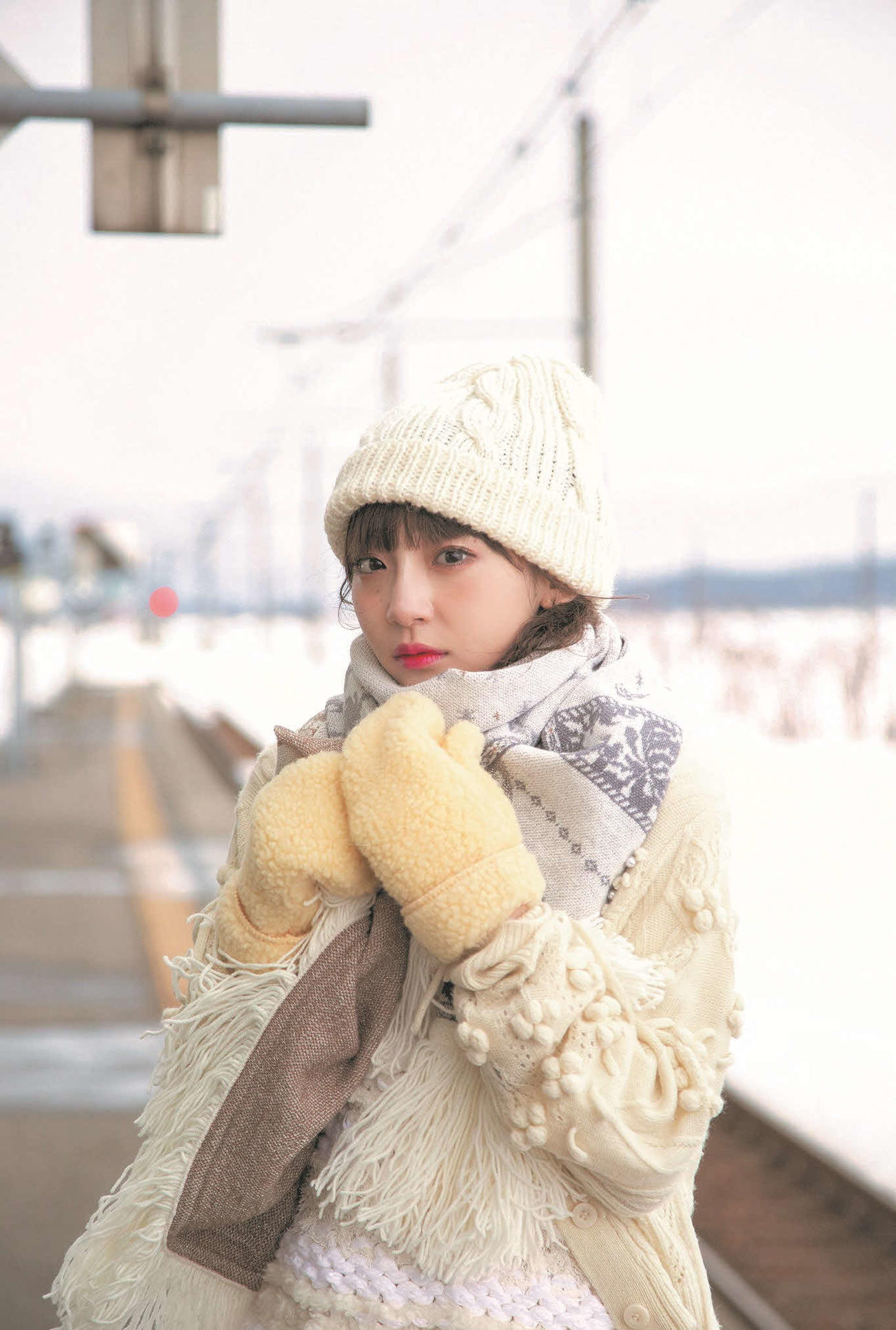 荻野由佳ファースト写真集「これからの足跡」から積もった雪をバックにしたお気に入りカット