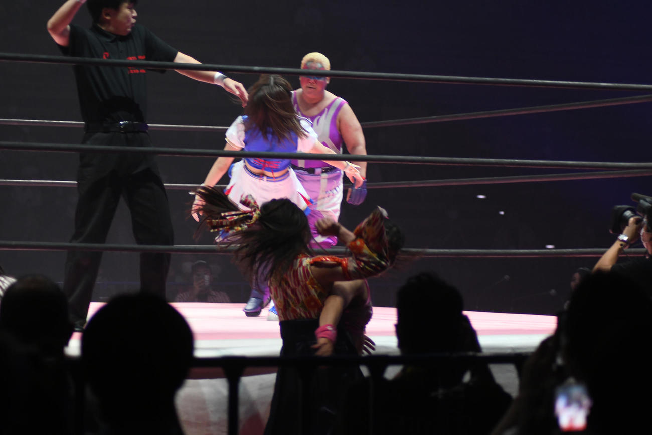 東京女子プロレス「WRESTLE PRINCESS II」のタッグ戦でアジャコングから一斗缶攻撃を受けて倒れる荒井優希（撮影・大友陽平）