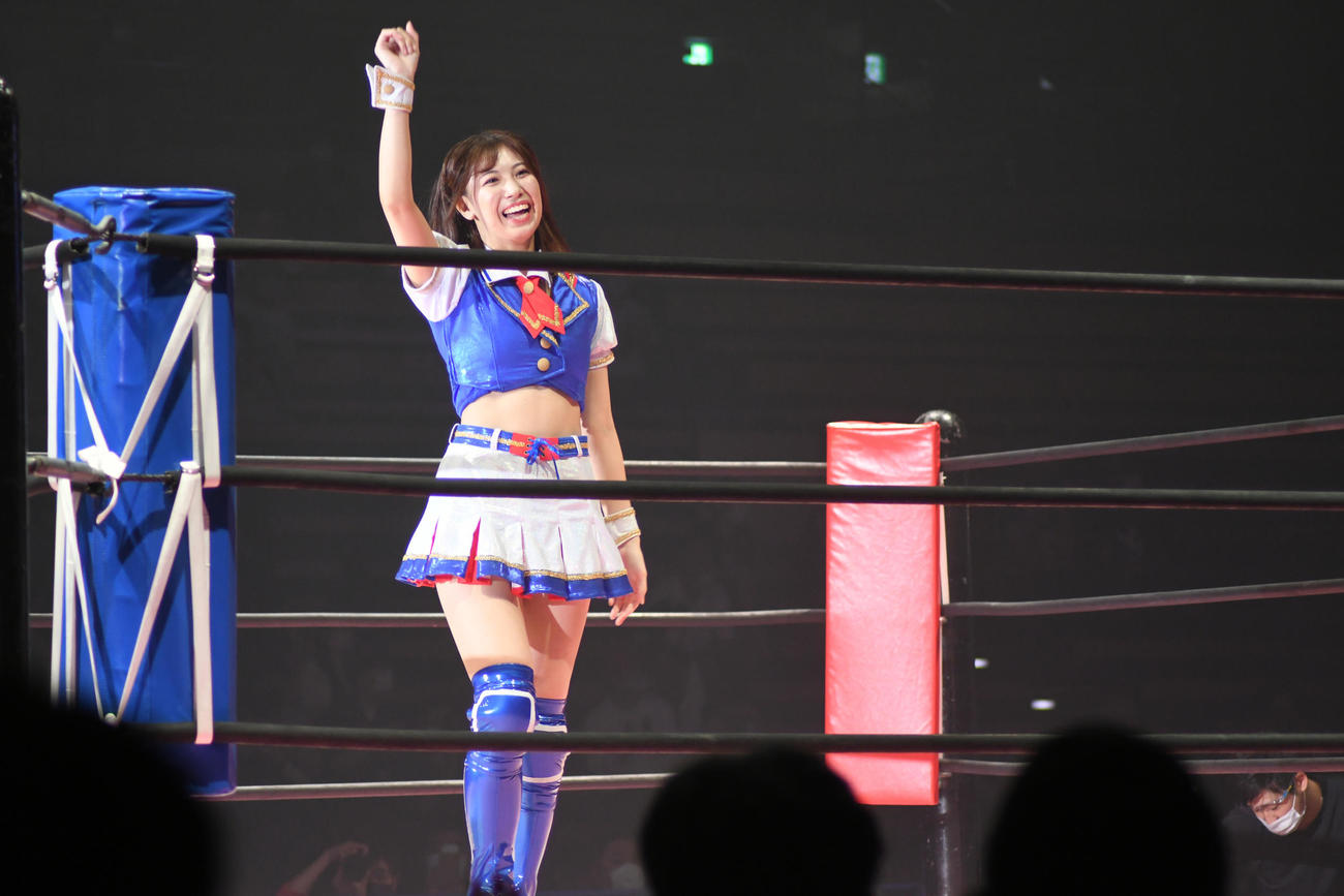 東京女子プロレス「WRESTLE PRINCESS II」のタッグ戦でアジャコングに挑んだSKE48荒井優希（撮影・大友陽平）