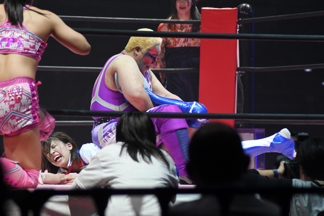 東京女子プロレス「WRESTLE PRINCESS II」のタッグ戦でアジャコングに攻められる荒井優希（撮影・大友陽平）